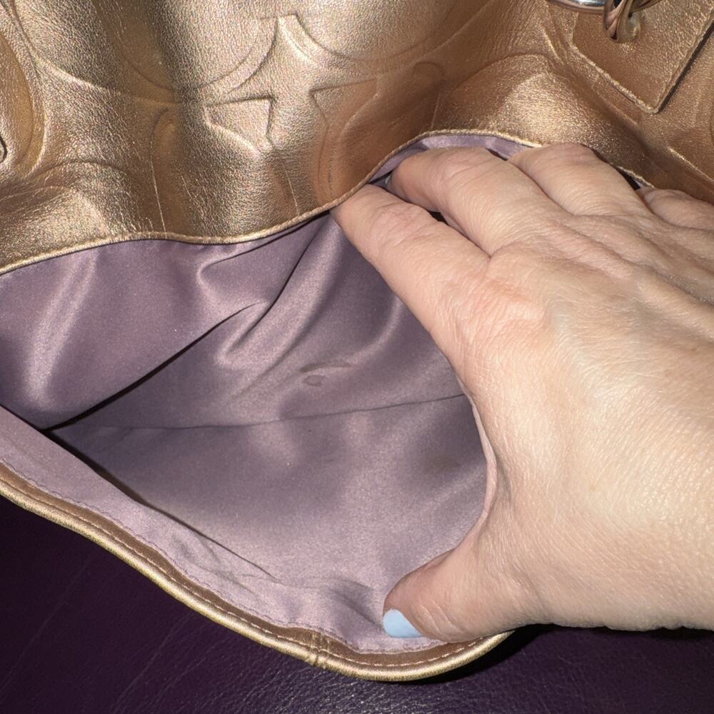 Coach East West Gallery tote bag in metallic gold embossed signature leather - Picture 9 of 10